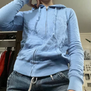 Blå hoodie  - Blå hoodie från Pink. Såg nu att den har ett litet hål (se detaljbild). 