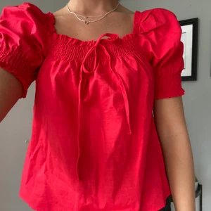 Röd topp - Använd ca 1 gång så jättebra skick, storlek 34 men passar även 36(S). 