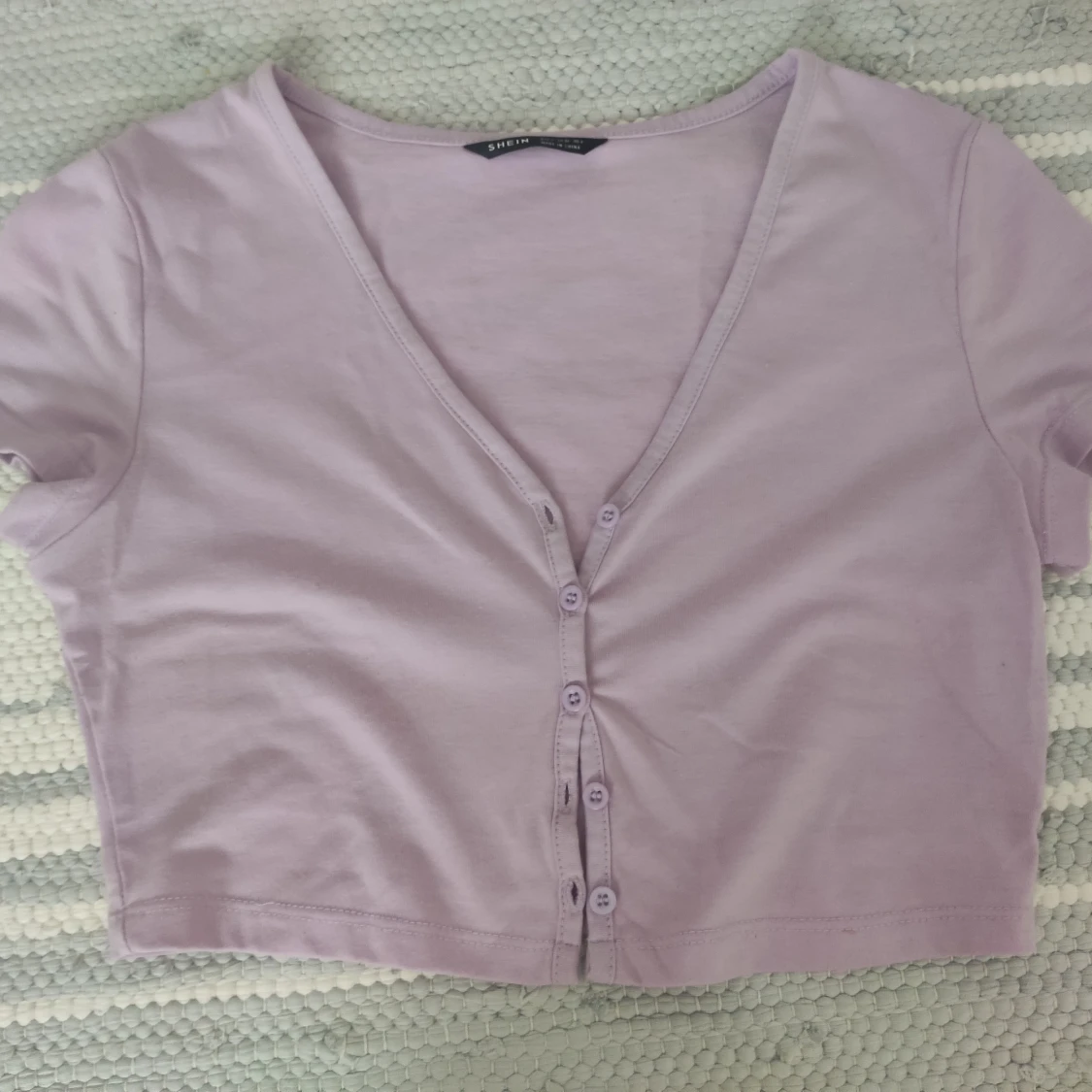 Lila kortärmad crop top med knappar - 90