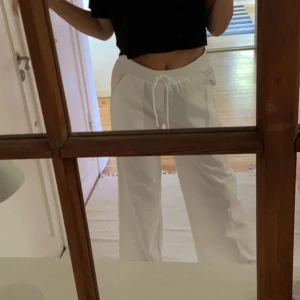 Linnebyxor strl S - Säljer de här helt nya linnebyxorna för att de tyvärr är lite för korta på mig som är 174. Dom är i storlek S men skulle nog också passa M. Säljer för 150 kr frakt inräknat🤍🤍