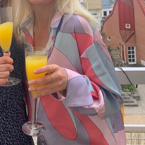 Oversized skjorta  - Ascool färgglad skjorta från NAKD endast använt fåtal gånger! 💓💛🧡❤️‍🔥