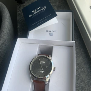 Gant klocka - Säljer en Gant klocka med brunt läder armband som inte längre används. Det är en 60th anniversary utgåva som gjordes i en limited edition. Enstaka repor finns. Nypris drygt 4000:-  Med vänlig hälsning, Oscar