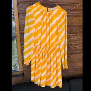 Michael Kors Klänning - Säljer gul vit Michael Kors klänning, endast använd 1 gång! Den är i storlek Small och är i toppenskick! 💛🤍