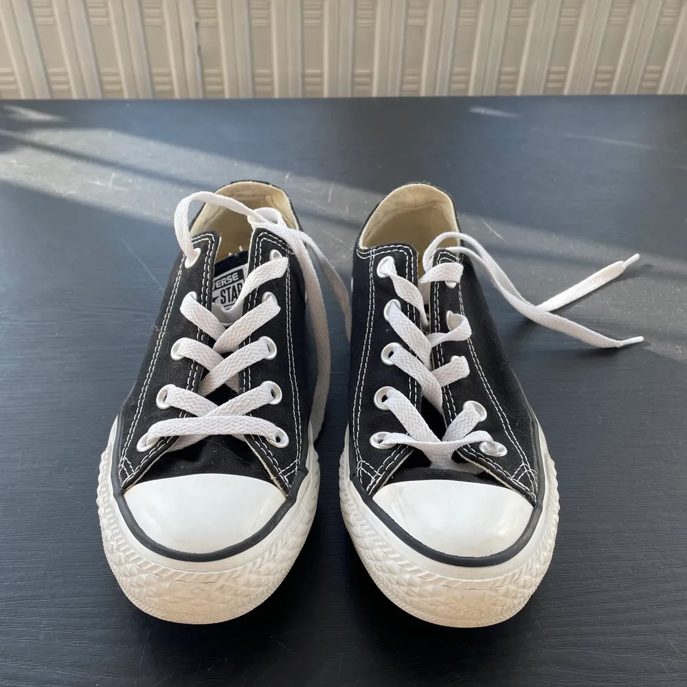 Säljer dessa jättefina sneakers från converse. De är låga och svarta och i jättefint skick. Stl 36,5 men jag som har stl 38,5 kan få på mig dem🌟Bara använda ett fåtal gånger då det inte riktigt är min stil. Köpt för 800kr och säljer för 300kr + frakt, pris kan diskuteras😊 Buda gärna! . Skor.