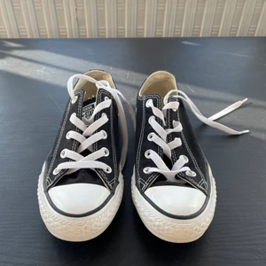 Låga converse stl 36,5 - Säljer dessa jättefina sneakers från converse. De är låga och svarta och i jättefint skick. Stl 36,5 men jag som har stl 38,5 kan få på mig dem🌟Bara använda ett fåtal gånger då det inte riktigt är min stil. Köpt för 800kr och säljer för 300kr + frakt, pris kan diskuteras😊 Buda gärna! 