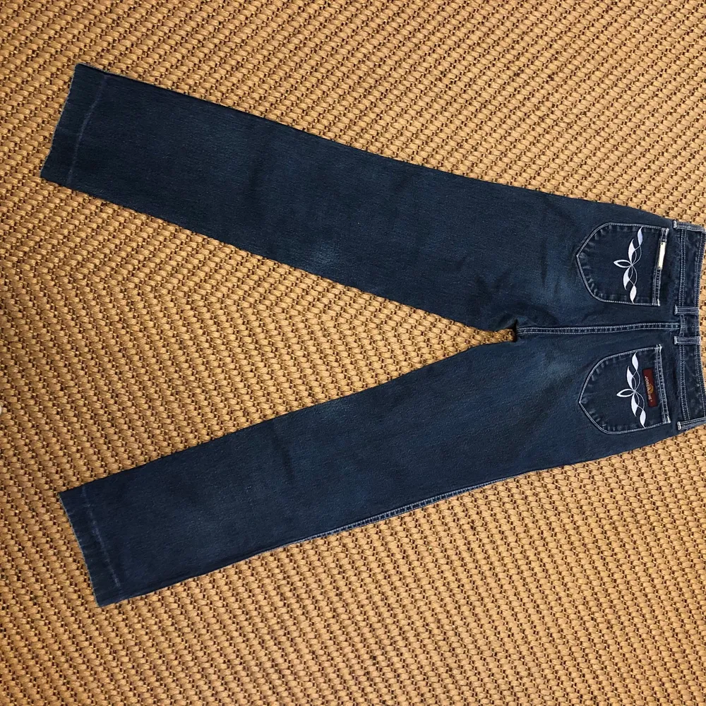 Superfina jeans i Y2k stil. De är verkligen från tidigt 2000 tal. Storlek XS.  Får inte på mig de så kan inte visa hur de sitter på. Det är dock straight leg. . Jeans & Byxor.