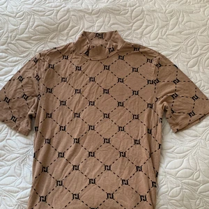 T-shirt  - Säljer min jätte fina tröja som tyvärr är för liten.                            Skriv om ni har frågor eller vill ha fler bilder✨