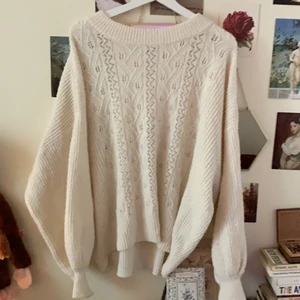 Cottagecore Stickat - Sååå himla fin stickad tröja, perfekt att mysa hemma i. 🤍✨ Säljer den då jag inte använder den längre och den är i bra skick! Storlek L och jag köpte den för att vara oversized, och eftersom att skärmarna är tighta runt handlederna är det inget problem om den är lite stor. 
