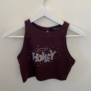 Shein croptop  - Brun croptop från Shein med rhinestones, aldrig använd pga storlek