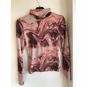 Tröja  - En mönstrad tröja från shein med polokrage. Oanvänd i strl S. 