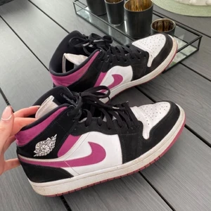 Air Jordan 1s Mid Magneta  - (bilder från min flickväns konto: aa.secondhand, då hon har problem med plick) Endast intressekoll atm 🤍 köptes i höstas för 1.8, är i bra skick förutom lite creasingar, går också att tvätta vitare. Vill sälja då jag är sugen på ett par andra skor, vid bra bud eller vid direkt köp av nypriset så kan jag sälja de! Bjuda på 