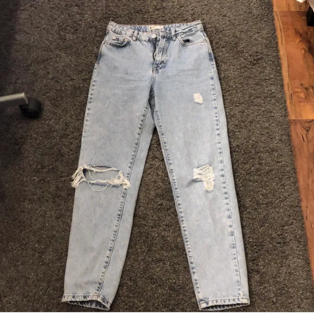 Säljer mina jeans från Gina pågrund utav att de är för stora och inte kommer till användning. köpte för 599kr säljer för 150kr💕 har klippt två små hål i insidan och lagt in ett snöre så jag kunde knyta byxorna😊 kom privat för bilder och info🥰. Jeans & Byxor.