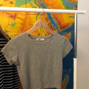 Croptopp  - Croppad T-shirt. Pris+frakt