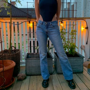Levi’s 518 - Sjukt snygga low waisted jeans som är lite längre! Jag är 163 cm och dom går lite över skorna på mig vilket jag älskar🥰 om du har någon fråga så fråga på! Midjemått: 38 cm Innersöm: 75 cm