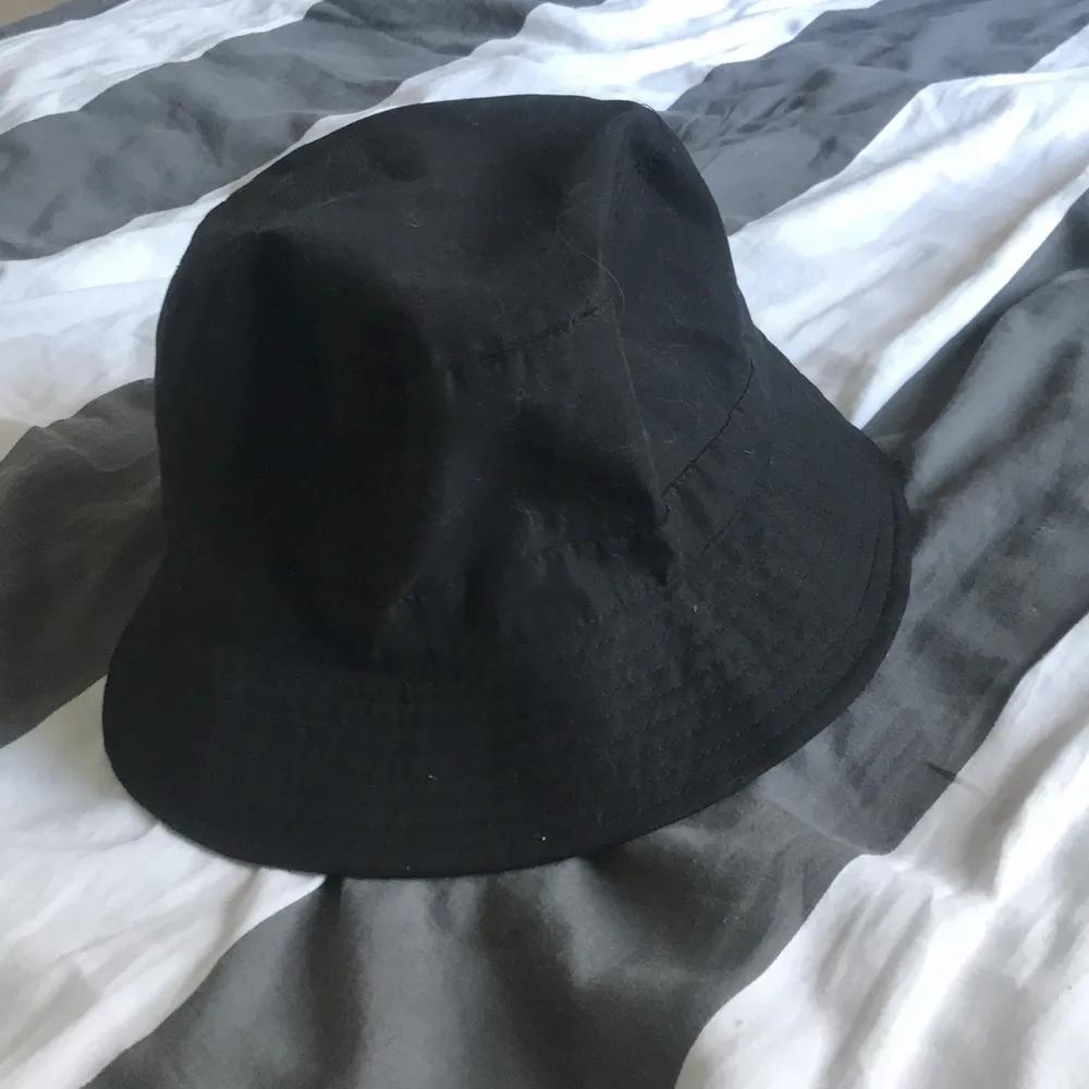 svart bucket hatt som aldrig kommer till användning, är som ny🤍50 kr + frakt. Accessoarer.