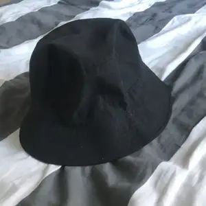 svart bucket hatt som aldrig kommer till användning, är som ny🤍50 kr + frakt