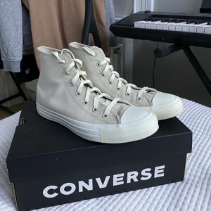 Converse, beiga - Helt nyköpta beiga Converse!🤎säljer eftersom att dom tyvär var lite förstora, hade tänkt byta dom men dom var slut på hemsidan!😕 Dom är i storlek 38 dvs 24,5 cm långa!🤎 priset börjar på 450 men buda gärna vid intresse!☺️ köp direkt för 700!