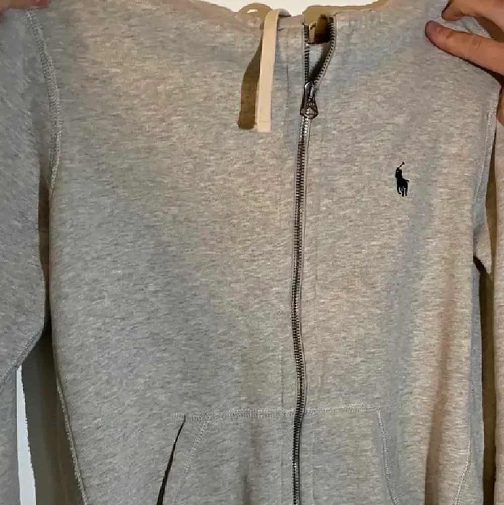 En super snygg ralph lauren hoodie i väldigt bra skick 💕💕 storlek s 😍😍. Hoodies.