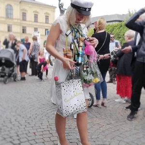 Studentklänning - Vit studentklänning med spets och öppen rygg i storlek S.  Stretchig i bak och flowigt tyg nertill så skulle säga att den passar M också. Dubbelt tyg nertill så den inte blir genomskinlig. Endast använd en gång, på min student, trots det är den i otroligt fint skick🤣   Katt finns i hemmet men allt tvättas och rollas såklart innan.  Frakten tillkommer.