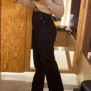 Weekday jeans - Säljer dessa jättefina blekta svarta jeans från weekday. Köpte i somras men knappt andvända! Storlek 25 30 men skulle säga att de motsvarar 34/36. Är 168cm och de sitter bra på mig i längden😍