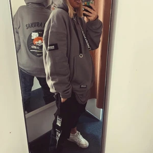 Sakura, Static Tactical Cargo Pants - Ett par Cargo pants från Adam Linard’s märke Sakura. Vann dom i hans giveaway men byxorna var för små (+korta, är 178cm), dom svarade inte när jag ville lämna tillbaka dom. Testade 1 gång och aldrig använda. Köparen står för frakt. Flera interesserade = Budgivning✨ original pris: 599kr