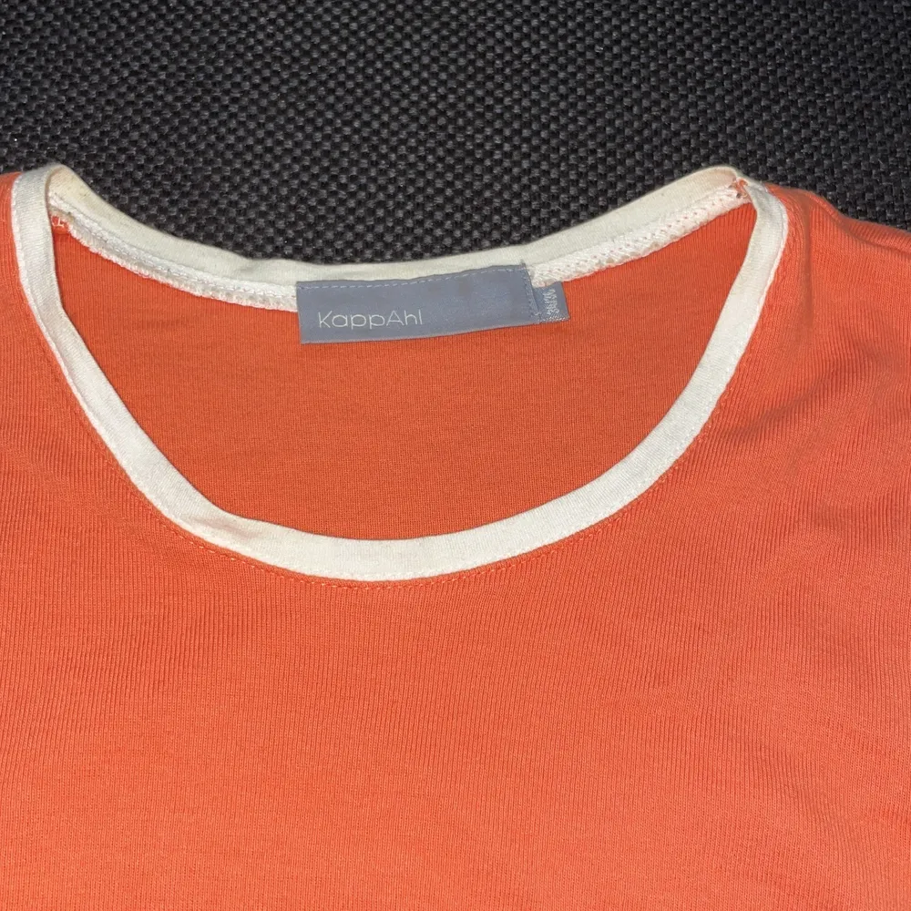Ett riktigt snyggt orangea linne som jag har ärft från min mormor, men inte använd så mycket, därmed säljer jag den! Den har justerbara band på båda sidorna. Skickas med vanligt porto☺️. Toppar.