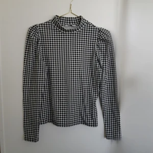 Tröja - Snygg tröja från Only stl M ⚪⚫ använd fåtal gånger 