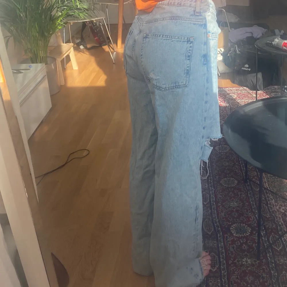 Baggy jeans från H&M med hål i. Storlek 40 men sitter snyggt oversized på mig som vanligtvis bär storlek 36! Är 165cm 🌷. Jeans & Byxor.