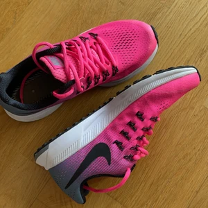 Helt nya Nike Zoom Pegasus 33 - Helt nya och oanvända Nike Zoom Pegasus 33. Köparen står för frakten. Nypris: 1195kr. OBS innersula saknas.