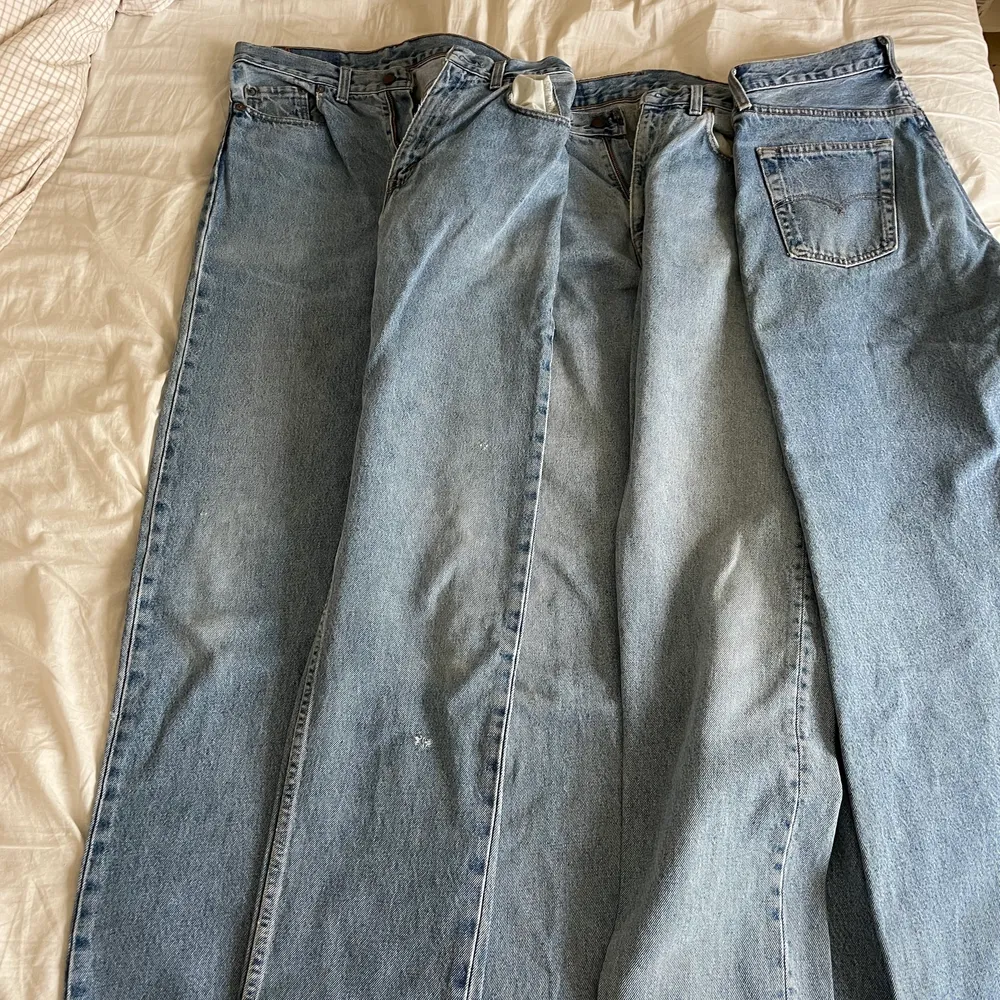 Tre snygga Levis jeans med relativt lös passform. Dessa är rustika riktiga jeans som jag hittade hemma hos min mormor men i väldigt fint nyskick. De är väldigt långa så passar långa men även kortare beroende på vad man vill ha för passform såklart! 400kr styck! Eller budgivning vid fler intresserade. (Storleken är ish då jag inte hittar någon storlek på plaggen). Jeans & Byxor.