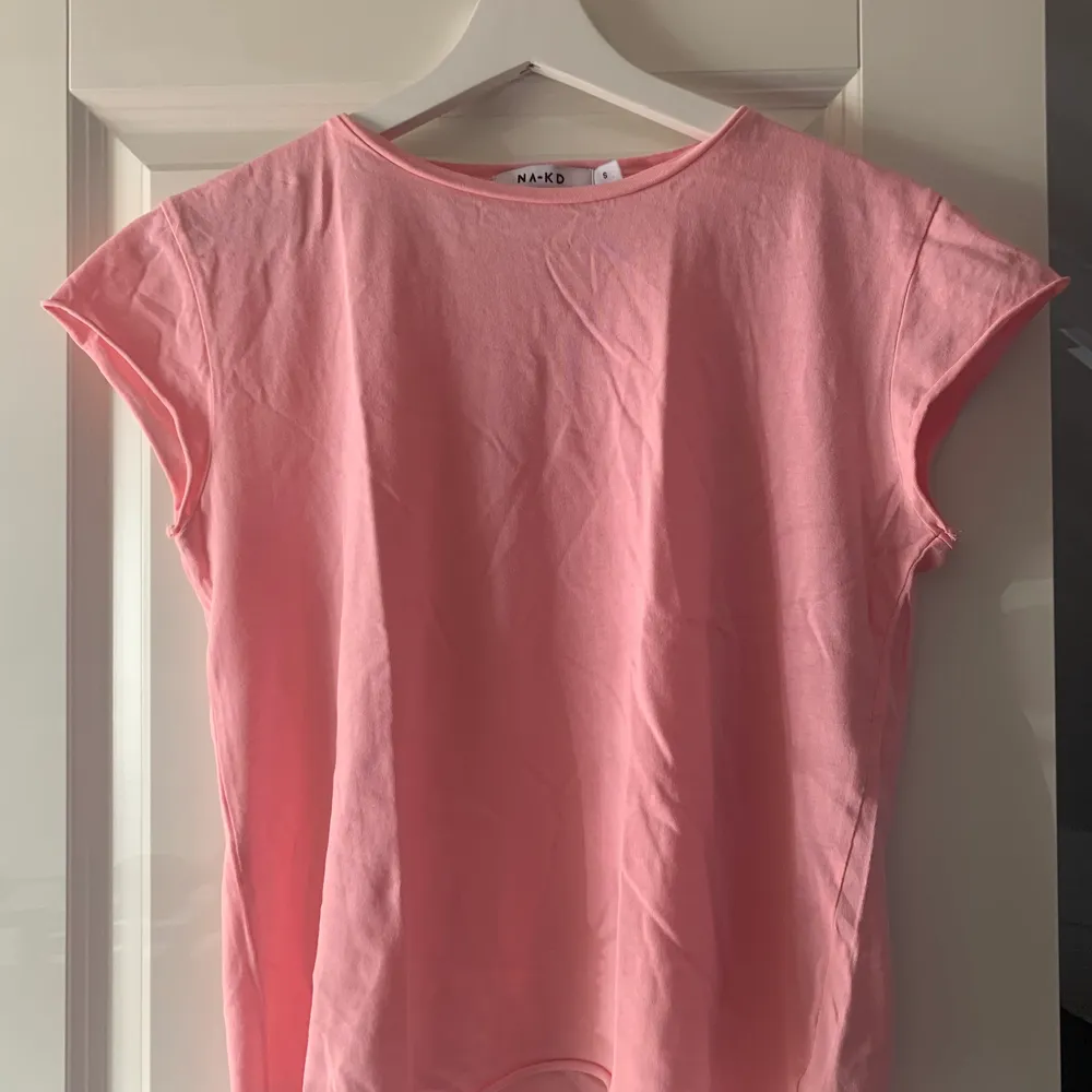 Basic fin rosa tshirt, köpare står för frakt . T-shirts.
