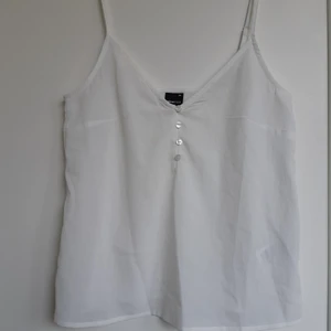 Top från Gina tricot  - Populärt linne från Gina tricot.