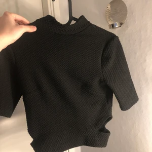 Snygg tröja!  - En tröja med öppningar på varsin sida där nere på tröjan & polo! Storlek xs✨ Frakt tillkommer!