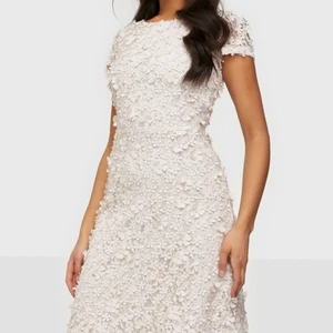 Kiera Dress av Ida Sjöstedt - Säljer min klänning i strl S. Endast använd en gång och är i mycket fint skick. Nypris 3200kr 