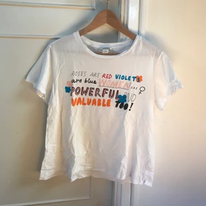 T-shirt  - Vit t-Shirt med girlpower citat. Strl L från Monki och är ganska bred i formen och aningen kortare på längden, skulle därför säga att detta är en M