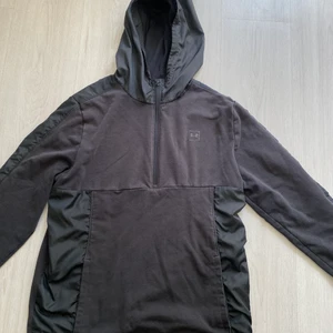 Svart luvtröja från Wesc  - Svart luvtröja från Wesc. Storlek L. Pris 100kr