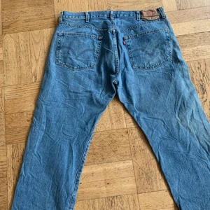 Levis 501     W40 L30 - 501:or i okej skick. De är lite skrynkliga och loggan på baksidan har dålig condition men annars är det bra jeans. De passar nån storlek under i Waisten. 