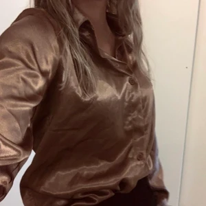 Beige skjorta  - Beige skjorta storlek Xs. Aldrig använd endast testad. 