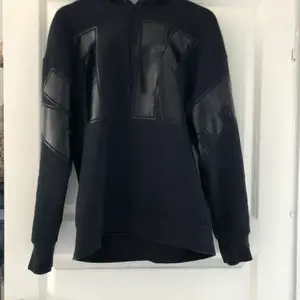 Nike hoodie med glansigt tryck