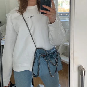 Acne sweatshirt  - Intressekoll på mina vita acne sweatshirt, storlek L och jag har vanligtvis storlek S. 