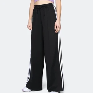 Adidas Byxor - Sköna och snygga byxor som jag köpt på junkyard som inte kommit till använding, de går precis ner till vaden på mig och jag är 165cm