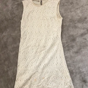 Vit spets Lana Del Rey sommar klänning  - Jättefin delikat vit kort fitted spetsklänning. Inte genomskinlig då den har ett vit undertyg! Använd en gång perfekt till studenten eller likande. lite tretchig och superfin detalj vid halsen baktill. Vid frågor är det bara att skriva ! 💞
