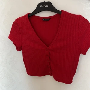 Röd T-shirt  - Jätte söt sommar tröja, har beställt den från shein men passade inte mig. Helt ny och oanvänd.