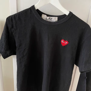 CDG svart tröja - Väldigt bra skick. Nypris över 900kr. Djur o rökfritt hem. Strlk M passar S