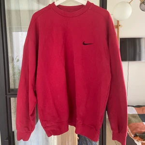 Vintage Nike hoodie  - Röd Vintage Nike hoodie. Inga defekter. Skriv om du har några frågor🌺