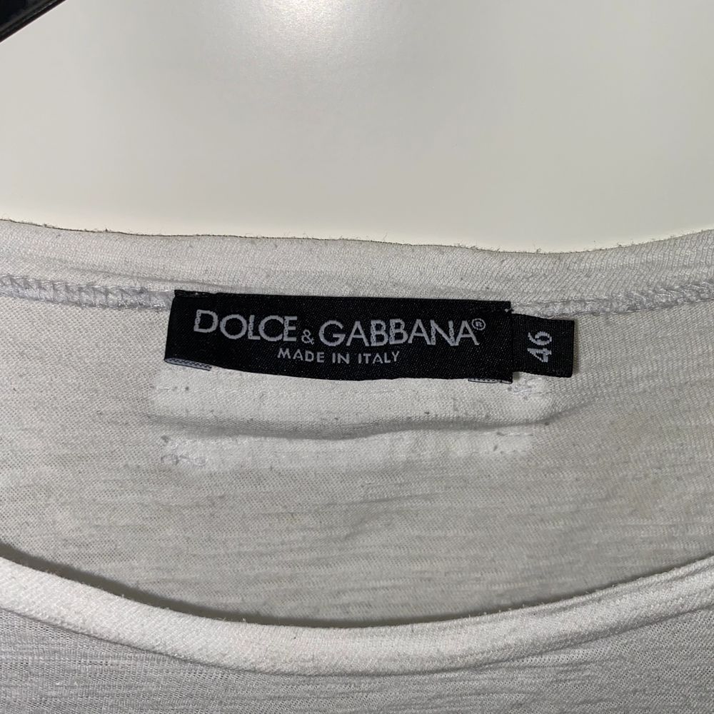 Säljer min Dolce & Gabbana tröja i fint skick då jag aldrig använder den. Kan gå ner i pris vid en smidig affär!. T-shirts.