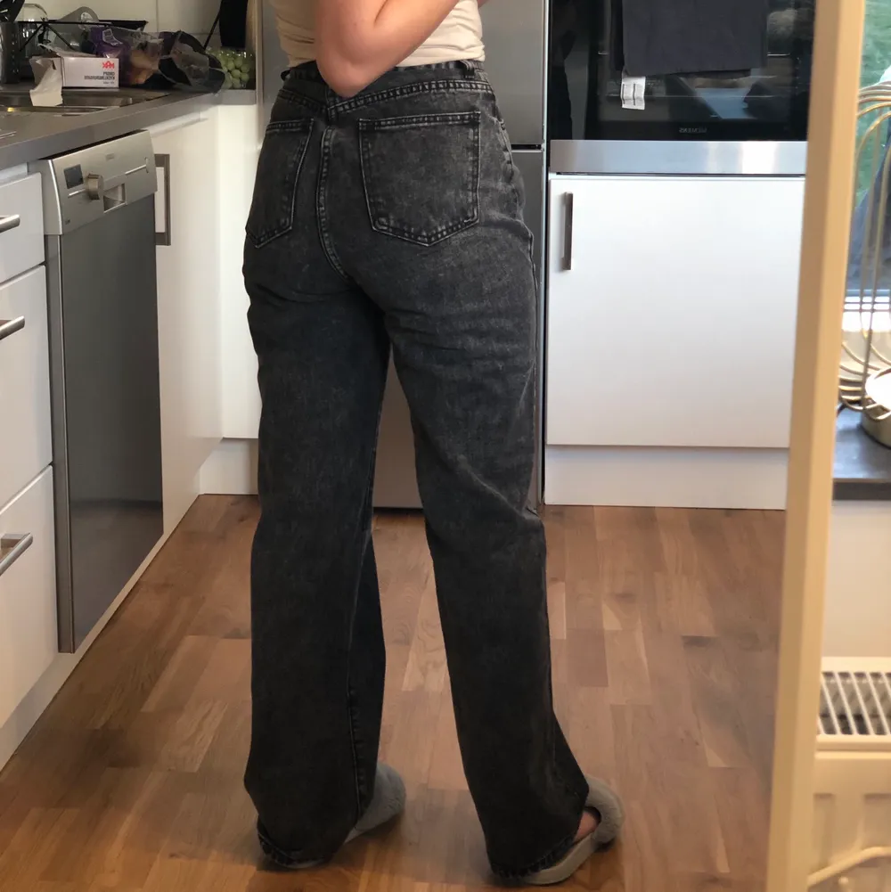 Urtvättade svarta raka jeans från Prettylittlething 🙌🏻 Använt 1 gång för cirkus ett år sedan. Är 160 lång. Köparen står för frakten 🤍. Jeans & Byxor.