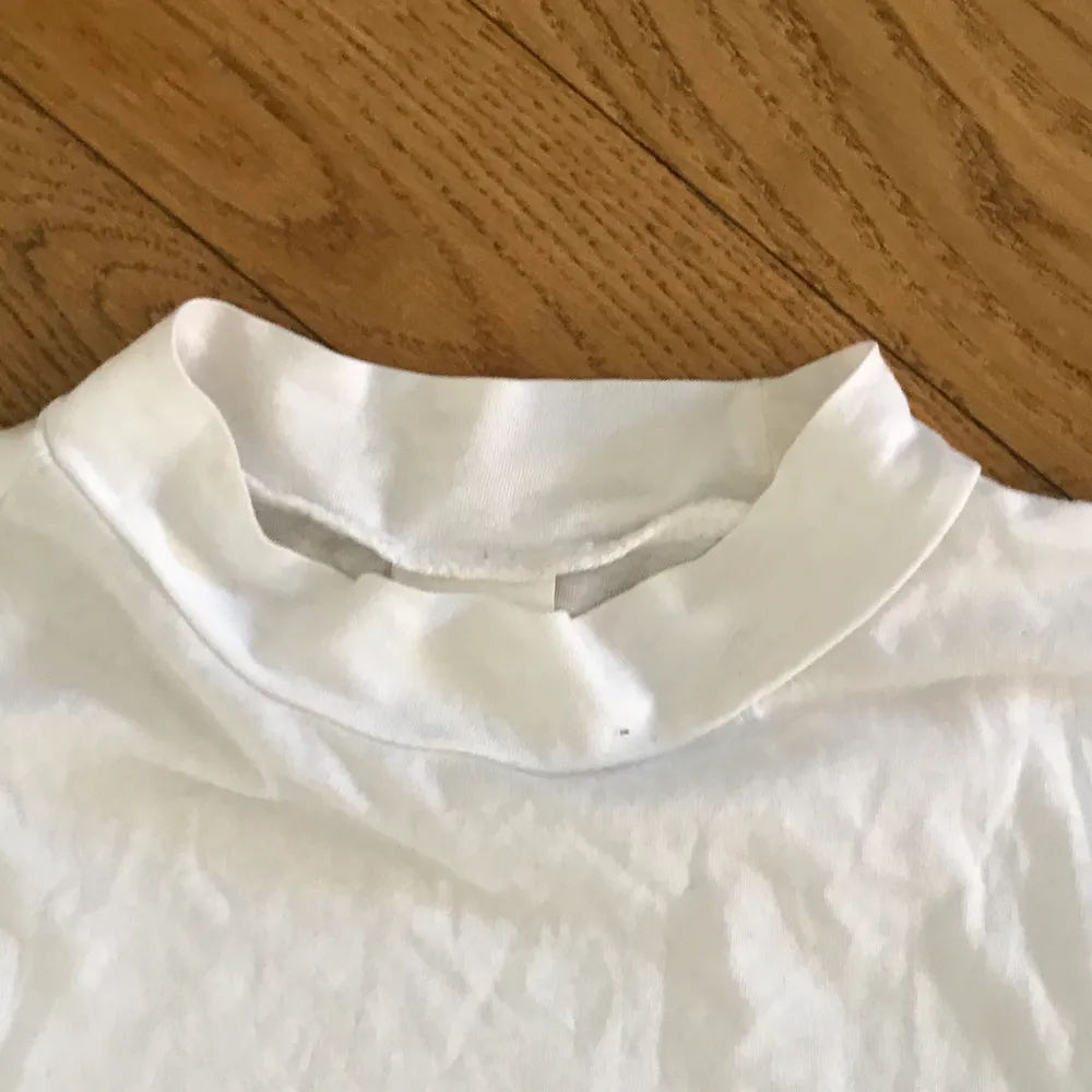 vit t-shirt med krage! jättesnygg att lagra. tvättar självklart innan jag säljer, om du vill ha mer info eller bilder skriv till mig privat! . T-shirts.