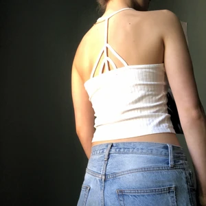 Linne - Ett skitsnyggt linne ifrån BikBok som funkar perfekt till sommaren! Den har fina detaljer på ryggen och är i vitt, ribbat material. Det står att den är storlek XS, men den passar mig som har storleken S. Möter gärna upp i Stockholm, annars får köparen stå för frakt! Skriv om du har några frågor! ❤️