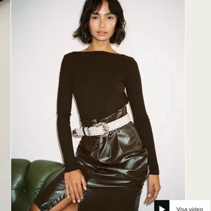 Body - Säljer denna mörkbruna bodyn från Trine Kjaer x NA-KD. Tyvärr var denna för stor för mig och är 168. Dock väldigt fin, lite längre i ärmarna med en öppen rygg.